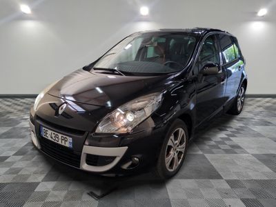 la photo d'une petite voiture noire garée dans un garage