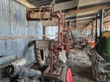 une machine qui se trouve au milieu d'un bâtiment