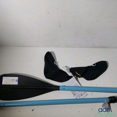 une paire de pagaies et une paire de chaussures par terre