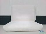 le dossier d'une chaise blanche sur lequel est posé un coussin