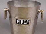 un seau argenté orné du logo « Piper »
