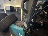une machine posée sur le sol à côté d'une chaise