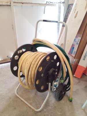 un tuyau posé sur un chariot, auquel est raccordé un tuyau