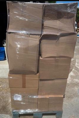 une grande pile de cartons posée sur une palette