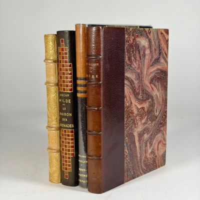 deux livres sont empilés l'un sur l'autre sur une surface blanche