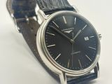 gros plan d'une montre-bracelet avec un cadran noir