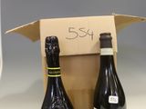 deux bouteilles de vin posées l'une à côté de l'autre sur un comptoir