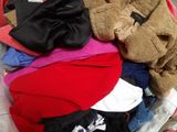 une pile de vêtements dans un panier sur le sol