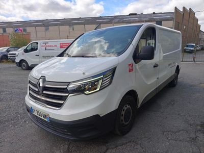 la camionnette blanche est garée dans un parking avec d'autres voitures