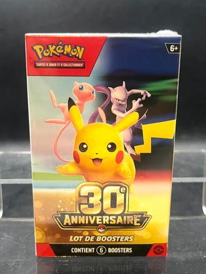 un gros plan sur une boîte de cartes à collectionner Pokémon posée sur une table