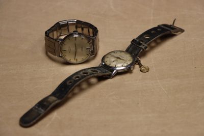 une montre en argent et un bracelet en argent posés sur une table