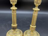 paire de chandeliers anciens en laiton sur fond noir