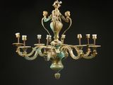 un lustre sur lequel sont disposées cinq bougies