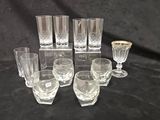 un ensemble de verres posés sur une table