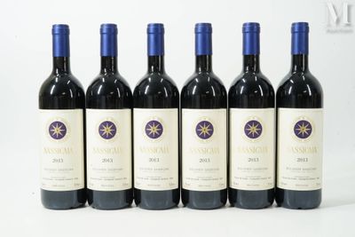six bouteilles de vin rouge sont alignées