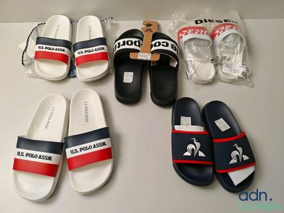 Plusieurs paires de chaussons sont disposées sur une table