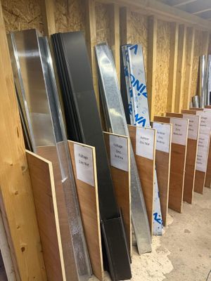 Il y a beaucoup de types différents de fenêtres et de portes dans cette pièce.