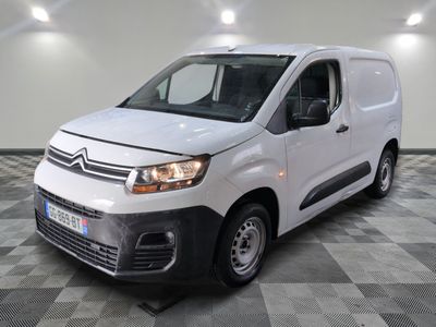la camionnette blanche est garée sur un sol carrelé en damier