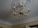 un lustre suspendu au plafond d'une pièce