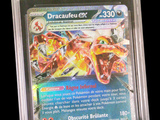 gros plan d'une carte pokemon dans un étui en plastique