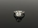 une bague à une seule pierre en diamant