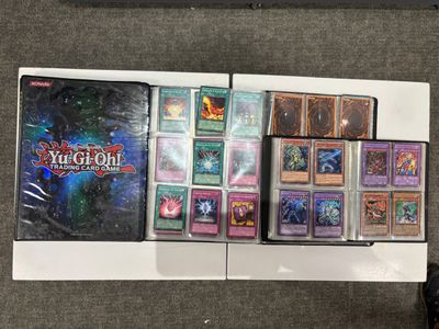 il y a beaucoup de cartes Yu-Gi-Oh ! sur la table