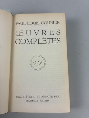 un livre ouvert posé sur une table à côté d'une tasse de café