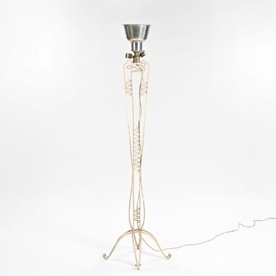 un lampadaire blanc avec un pied et un abat-jour en métal
