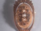 un pendentif en or orné d'un lion
