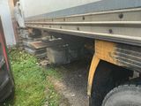 un camion garé sur le côté de la route