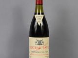 une bouteille de vin posée sur une table