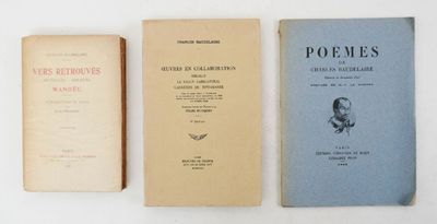Trois livres sont alignés sur une surface blanche ; l'un d'entre eux est ouvert.