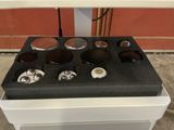 une cuisinière sur laquelle sont posées plusieurs casseroles