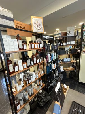 de nombreuses bouteilles d'alcool sur les étagères du magasin