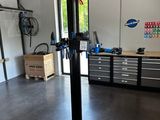 une photo d'un garage équipé d'un élévateur à vélo