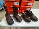 plusieurs paires de bottes marron posées sur une table blanche
