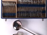 des couverts dans un coffret bleu muni de poignées bleues et contenant des cuillères
