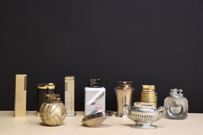 plusieurs types de flacons de parfum sur une table