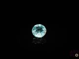 gros plan d'un diamant bleu sur une surface noire