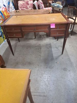 un bureau et une chaise dans une pièce où il y a beaucoup de meubles