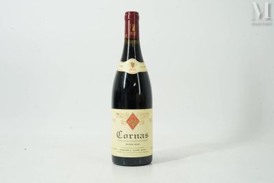 une bouteille de vin posée sur une table