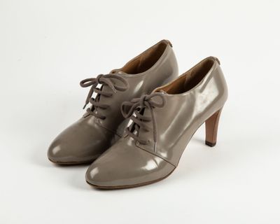 un gros plan sur une paire de chaussures grises sur fond blanc