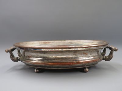 Grand chauffe plat en métal argenté.