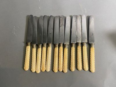 six couteaux sont alignés sur une table