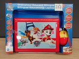 une photo d'un ordinateur portable pour enfants sur laquelle se trouve une souris