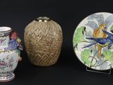 trois vases placés l'un à côté de l'autre