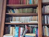 de nombreux livres sur les étagères de cette pièce