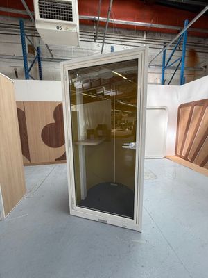 une porte vitrée au milieu d'une pièce