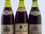 trois bouteilles de vin posées sur une table l'une à côté de l'autre