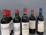 six bouteilles de vin sont alignées sur une table